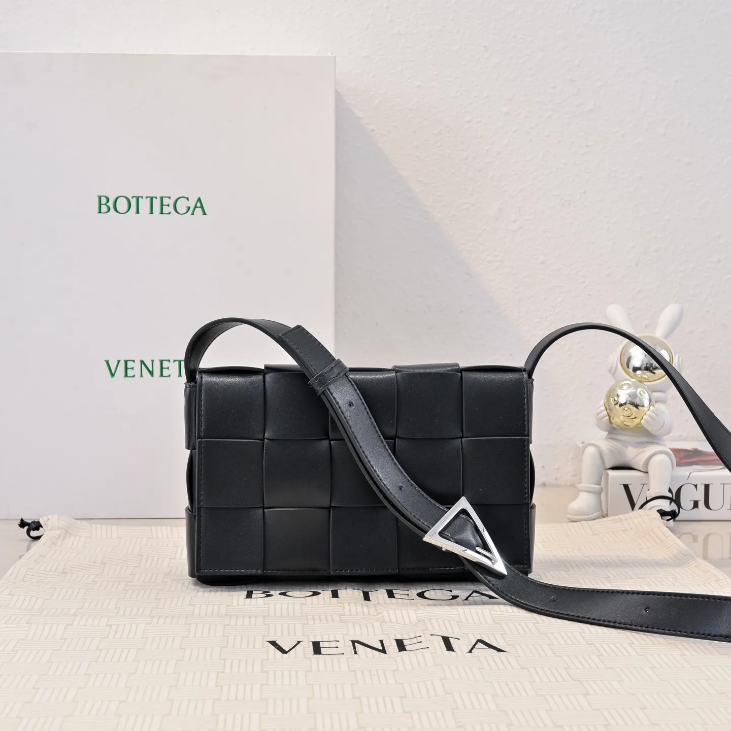 Batch 1520 B Home The new version of CASSETTE has a two-color design with a silver buckle and a hardware triangle buckle. It is really amazing. The two-color urban leather is stiff and fashionable. The lining of the bag is made of suede leather to create a style contrast with the outside. There is no bump in the bag. It is classic weaving, low-key luxury, but there are surprises inside. Simple and easy to wear, suitable for any outfit. Highlights are the same size for men and women. Model: 8768 size：23x15x5